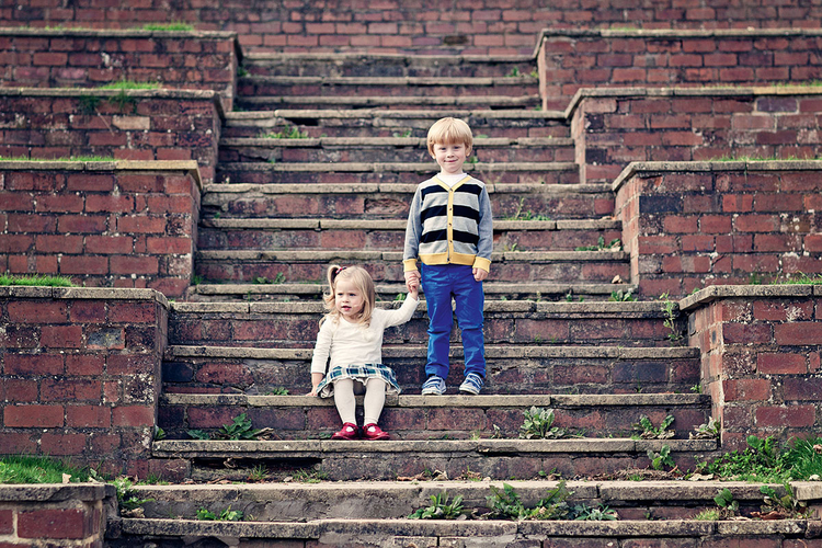 Gdy fotografujesz więcej niż jedno
dziecko, postaraj się przedstawić
panującą między nimi relację. Weź
pod uwagę tło. Te ceglane schody
świetnie oddały wrażenie skali.